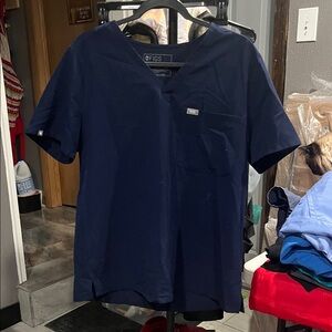 FIGS Navy Scrub Top - V-Neck Pocket XL